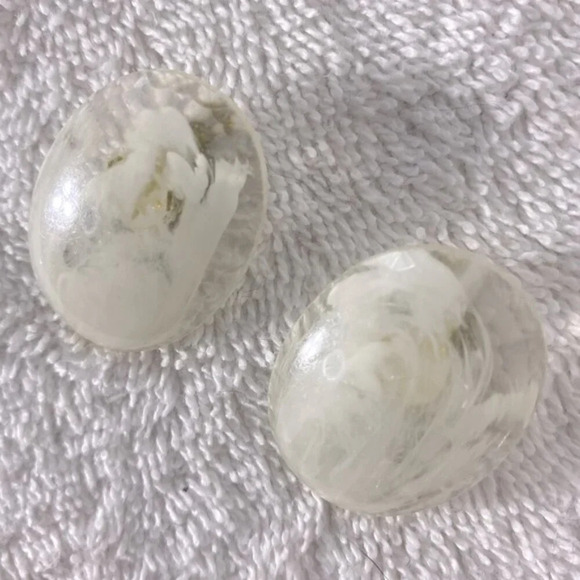 Vintage Marbled Clear Cream Plastic Oval Clip On Earrings - Picture 6 of 7